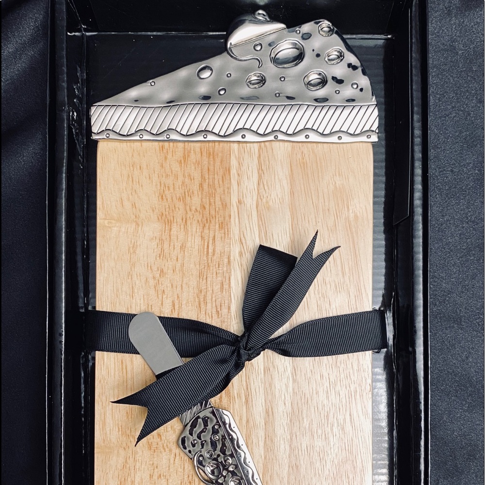 Brand New 2 Piece Wooden Pizza Cheeseboard and Spreader